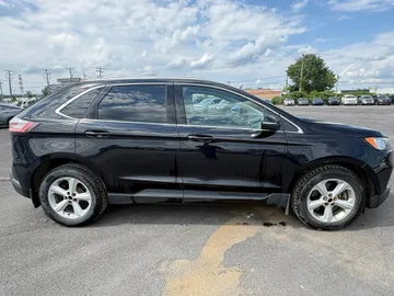 2019 Ford Edge - image 3