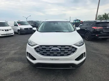 2020 Ford Edge - image 2