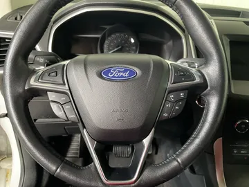2020 Ford Edge - image 16