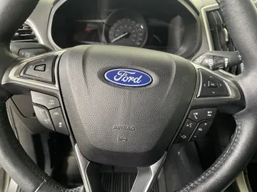 2022 Ford Edge - image 17