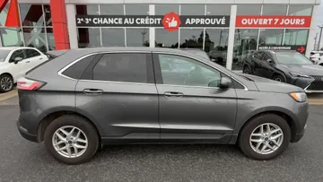 2022 Ford Edge - image 4