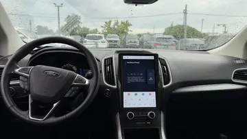 2022 Ford Edge - image 9