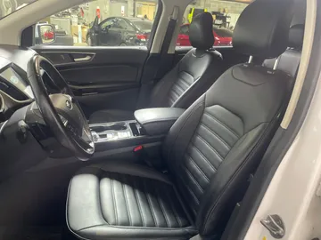 2019 Ford Edge - image 10