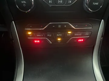2019 Ford Edge - image 24