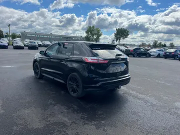2022 Ford Edge - image 6