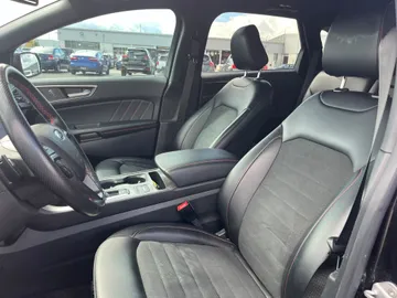2022 Ford Edge - image 9