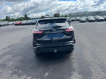 2022 Ford Edge - image 7