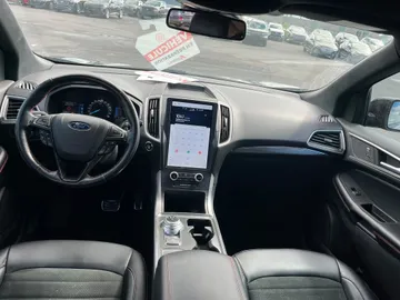 2022 Ford Edge - image 10