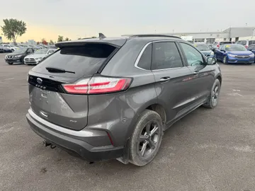 2022 Ford Edge - image 6