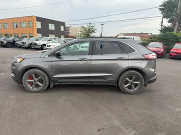 2022 Ford Edge - image 7