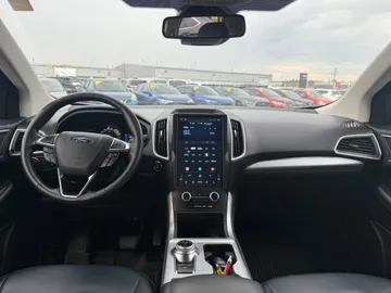 2022 Ford Edge - image 11