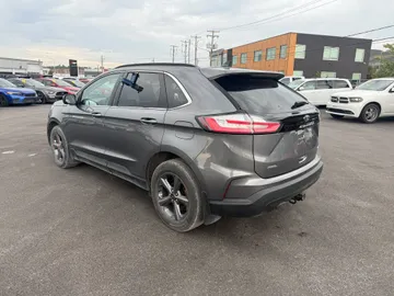 2022 Ford Edge - image 8
