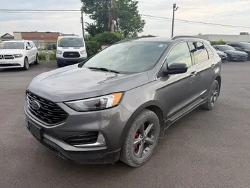 2022 Ford Edge - image 3