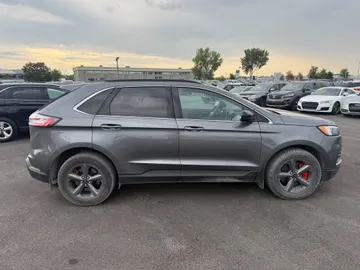 2022 Ford Edge - image 4