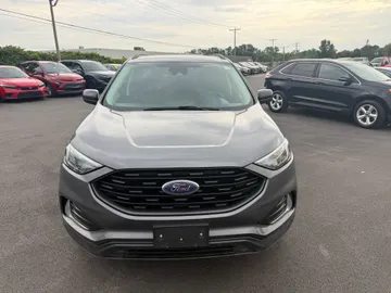 2022 Ford Edge - image 2