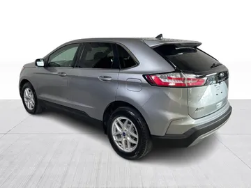 2022 Ford Edge - image 11