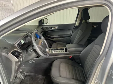 2022 Ford Edge - image 3