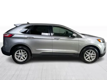 2022 Ford Edge - image 2