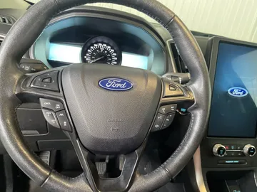 2022 Ford Edge - image 17