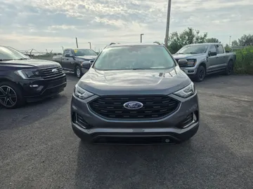 2022 Ford Edge - image 2