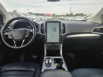 2022 Ford Edge - image 9
