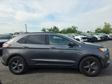 2022 Ford Edge - image 4