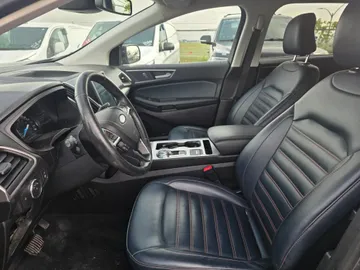 2022 Ford Edge - image 8