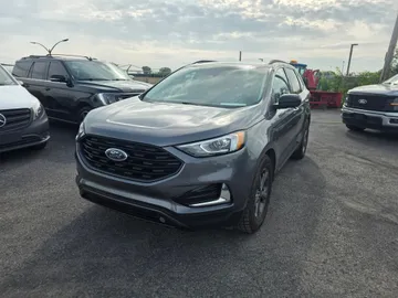 2022 Ford Edge - image 3