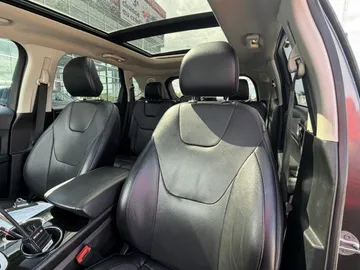 2018 Ford Edge - image 8