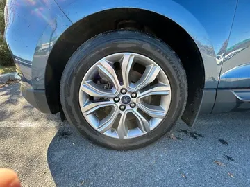 2019 Ford Edge - image 7