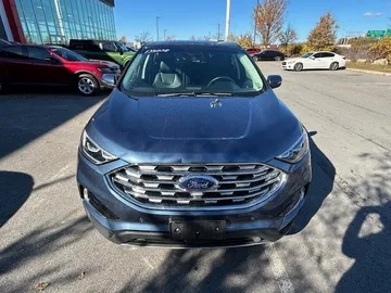 2019 Ford Edge - image 2