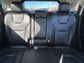 2019 Ford Edge - image 9