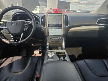 2021 Ford Edge - image 9