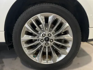 2022 Ford Edge - image 19
