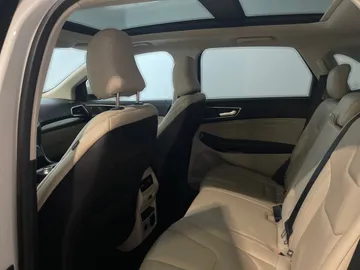 2022 Ford Edge - image 11