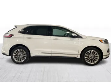 2022 Ford Edge - image 9