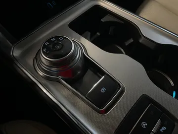 2022 Ford Edge - image 35