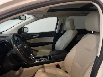 2022 Ford Edge - image 10