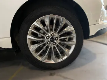 2023 Ford Edge - image 7