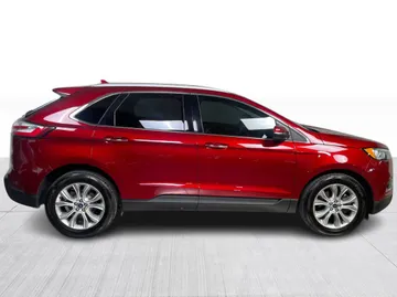 2019 Ford Edge - image 2