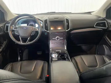 2019 Ford Edge - image 4
