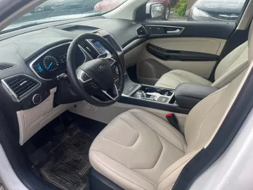 2020 Ford Edge - image 8