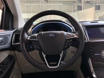 2020 Ford Edge - image 21