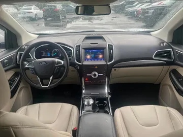 2020 Ford Edge - image 9