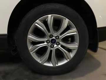 2020 Ford Edge - image 8