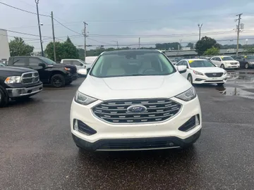 2020 Ford Edge - image 2