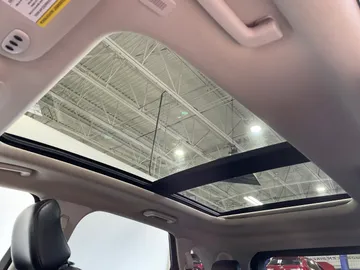 2022 Ford Edge - image 6