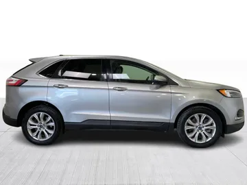 2022 Ford Edge - image 2