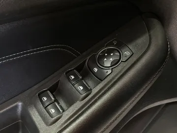2022 Ford Edge - image 25