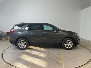 2019 Chevrolet Equinox - image 2